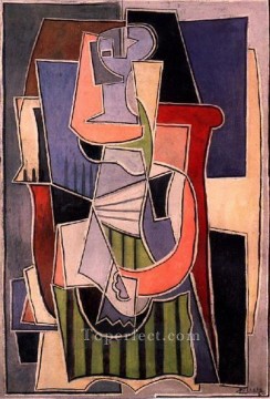 Mujer sentada en un sillón 1922 Pablo Picasso Pinturas al óleo